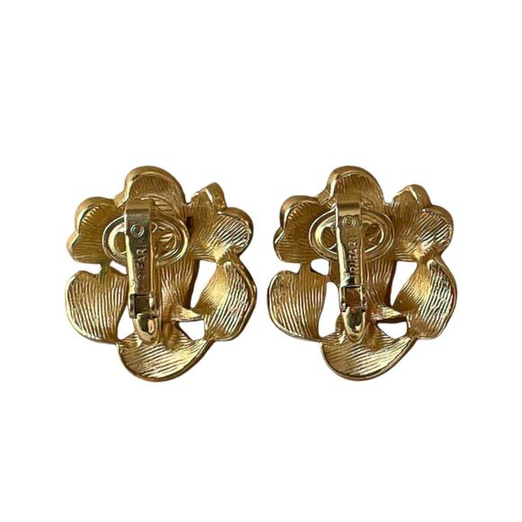 1960s Crown Trifari Textured Gold Plate Heart Shape Leaf Cluster Clip Earrings - Picture 2 of 3
